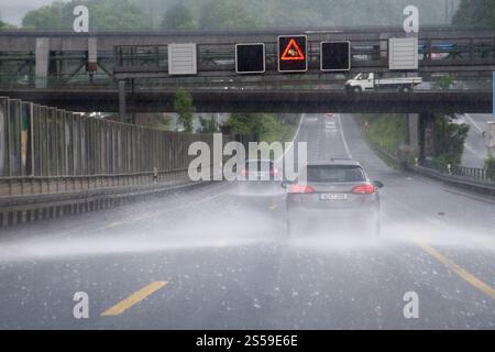 Forti piogge sulla Bundesautobahn A46 a Wuppertal, Renania settentrionale-Vestfalia, Germania © Wojciech Strozyk / Alamy Stock Photo Foto Stock