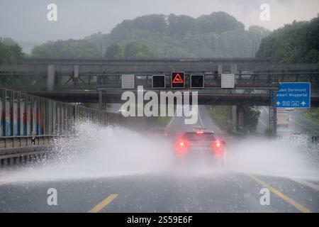 Forti piogge sulla Bundesautobahn A46 a Wuppertal, Renania settentrionale-Vestfalia, Germania © Wojciech Strozyk / Alamy Stock Photo Foto Stock