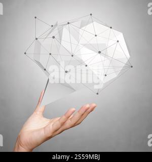 Mano che mostrano una bassa poli geometrica bolla del parlato con i social media struttura su sfondo bianco Foto Stock