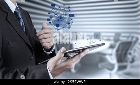 Imprenditore utilizzando computer tablet mostra internet e rete sociale come concetto Foto Stock