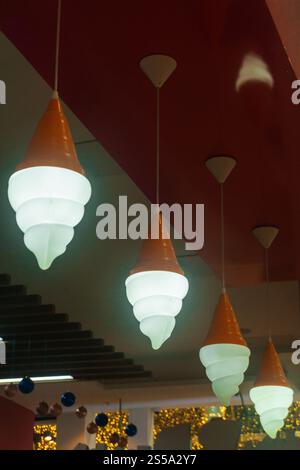 paralumi gelati al centro commerciale. lampade a forma di cono gelato Foto Stock