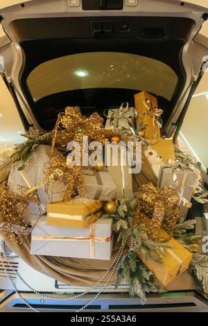 Decorazioni natalizie su un'auto nello showroom. Decorazione per l'anno nuovo in macchina Foto Stock