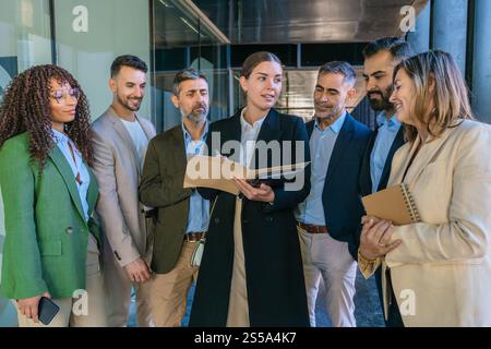 Team aziendali diversificati che collaborano durante le riunioni all'aperto Foto Stock