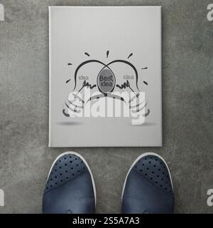 Disegnata a mano lampadina con idea migliore parola su tela bordo anteriore del business man piedi come il concetto Foto Stock