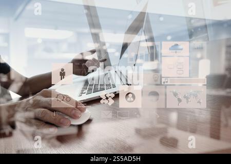 Doppia esposizione di business man mano lavorando sul computer laptop sulla scrivania di legno come concetto Foto Stock