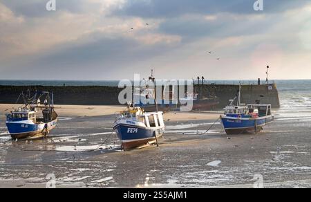 Barche ormeggiate con la bassa marea nel porto di folkestone nel Kent Foto Stock