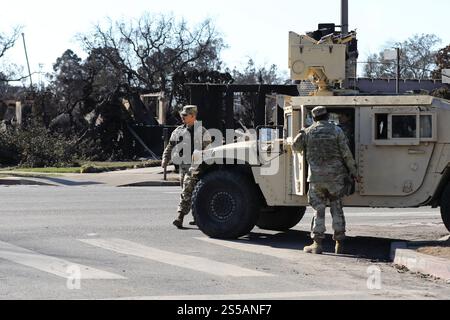 Los Angeles, California, Stati Uniti. 13 gennaio 2025. I soldati della Guardia Nazionale sono di guardia in un'area devastata dall'incendio di Palisades nella Contea di Los Angeles, California, Stati Uniti, il 13 gennaio 2025. Le autorità di polizia di Los Angeles hanno effettuato 34 arresti in aree devastate da incendi, lo sceriffo della contea di Los Angeles Robert Luna ha detto lunedì. Quegli arresti erano legati a furti, saccheggi, operazioni illegali di droni, persone che entravano in aree ristrette con armi e narcotici, e violazioni del coprifuoco, ha detto Luna. Coprifuoco notturno tra le 18:00 e le 6:00. Credito: Xinhua/Alamy Live News Foto Stock
