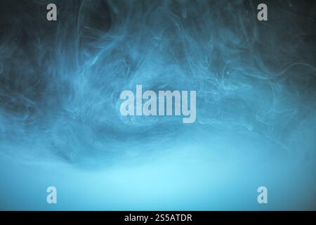nuvole di fumo blu su sfondo nero, nuvole di vernice in acqua, acquario, sfondo astratto, consistenza Foto Stock