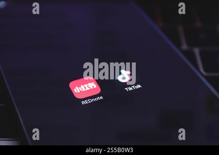 App REDnote e TikTok sullo schermo dello smartphone. Applicazioni di social media cinesi Foto Stock