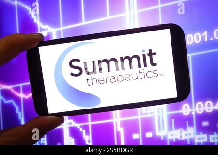 Polonia. 9 gennaio 2025. In questa immagine, il logo aziendale Summit Therapeutics è visualizzato sullo schermo di uno smartphone. Credito: SOPA Images Limited/Alamy Live News Foto Stock