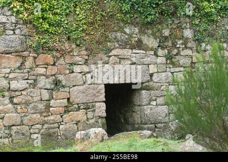 Edificio abbandonato nell'area industriale storica della valle di Tregargus in Cornovaglia, Regno Unito Foto Stock