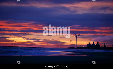North Blyth vista da Cambois Beach all'alba, ampio paesaggio Foto Stock
