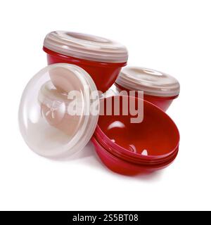 Contenitori in plastica per la conservazione degli alimenti isolati su sfondo bianco. Contenitori in plastica per la conservazione degli alimenti isolati Foto Stock