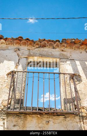 Balcone di casa in rovina. Foto Stock