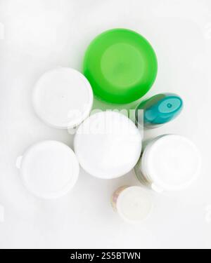 Diversi tipi di contenitori cosmetici isolati su sfondo bianco. Diversi tipi di contenitori cosmetici Foto Stock