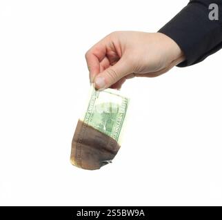 bruciare cento dollari isolati su sfondo bianco. bruciando cento dollari Foto Stock