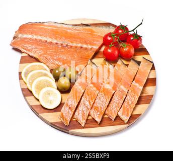filetto di pesce rosso fresco sul piatto con verdure isolate su sfondo bianco. filetto di pesce rosso fresco sul piatto con verdure Foto Stock