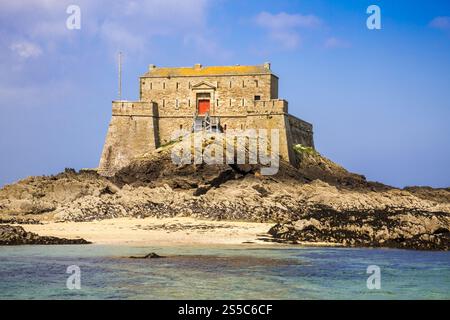 castello fortificato, Fort du Petit Be, spiaggia e mare nella città di Saint-Malo, Bretagna, Francia. castello fortificato, Fort du Petit Be, spiaggia e mare, Saint-Malo Foto Stock