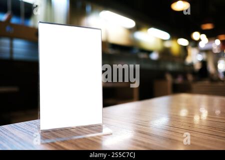 Mock up Menu frame in piedi sulla tavola di legno nel bar ristorante cafe. spazio per il testo. Foto Stock