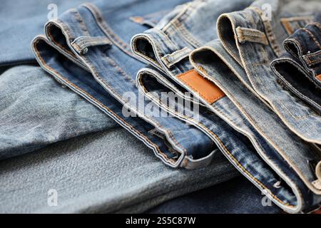 1000 rubli russi bollette che volano in basso isolato su bianco. Molte banconote cadono con uno spazio per copie bianche sul lato sinistro e destro. 1000 rubli russi Foto Stock