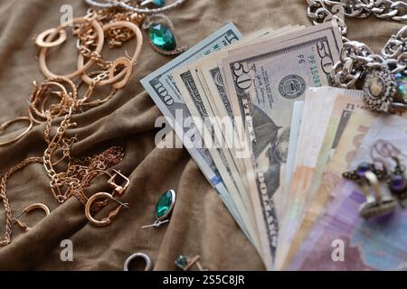 Banconote da 1 dollaro USA e bitcoin dorati con smartphone e carte di credito. Concetto di investimento in criptovaluta. Transazioni di mining o trading di criptovalute. 1 Foto Stock
