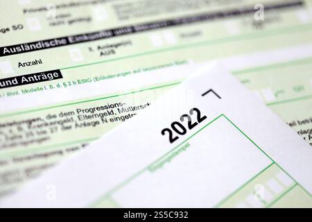 Diversi obiettivi fotografici si trovano su uno sfondo blu brillante. Spazio per il testo Foto Stock