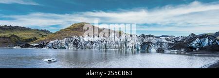 Ghiacciaio di Solheimajokull, Islanda. La lingua di questo ghiacciaio scivola dal vulcano Katla. Splendida laguna glaciale con blocchi di ghiaccio e. Foto Stock