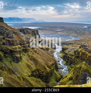 Splendida vista autunnale dal Mulagljufur Canyon al ghiacciaio Fjallsarlon con la laguna di ghiaccio di Breidarlon, l'Islanda e l'Oceano Atlantico in lontano. E' l'estremità sud Foto Stock