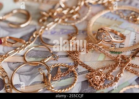 Sottile foglio stropicciato di alluminio stagnato argento sfondo con superficie lucida stropicciata per la texture Foto Stock