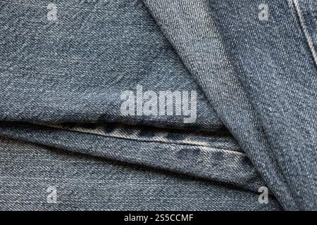 Diversi obiettivi fotografici si trovano su uno sfondo blu brillante. Spazio per il testo Foto Stock