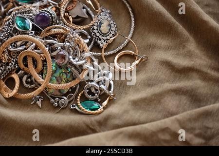 Sfondo di denaro costituito da cinque euro fatture viola sparsi sullo schermo. Texture simbolica foto di ricchezza Foto Stock