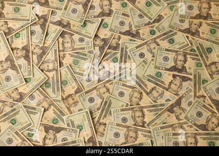 Una nuova serie di acquerelli si trova su un foglio di carta, che mostra un disegno astratto ad acquerello sotto forma di tratti blu. Il concetto di amatoriale Foto Stock