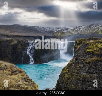 Pittoresca cascata Sigoldufoss vista autunno. Stagione che cambia nelle Highlands meridionali dell'Islanda. Foto Stock