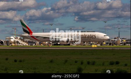 Emirates boeing 777 in rullaggio all'aeroporto internazionale humberto delgado di lisbona in portogallo Foto Stock