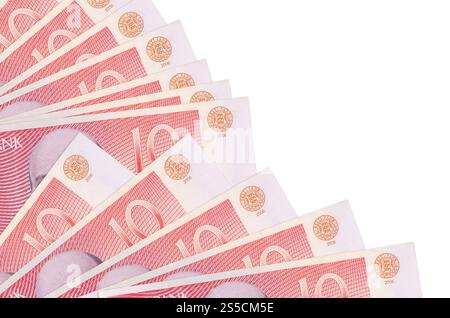 10 bollette di corone estoni sono isolate su sfondo bianco con spazio di copia impilato nel primo piano della ventola. Concetto di tempo del giorno di paga o operazioni finanziarie. 10 Foto Stock