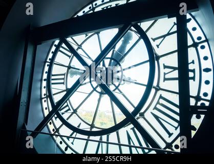 Antico orologio trasparente nel museo d'Orsay. Parigi, Francia. Antico orologio trasparente nel museo d'Orsay. Parigi Foto Stock