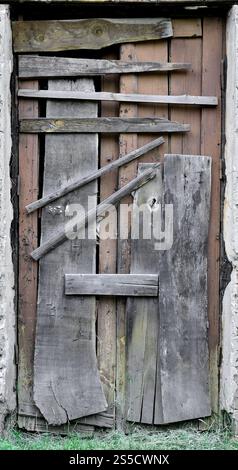 Salito su una porta di legno di una vecchia casa abbandonata Foto Stock