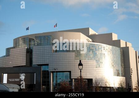 Bastille Opera, Place de la Bastille, Parigi, Francia - edificio moderno in Place de la Bastille per offrire intrattenimento opearatico e di altro tipo. Foto Stock