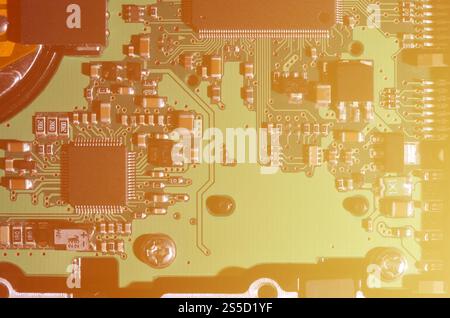 Un tonico immagine macro di un computer a bordo con molti piccoli elementi tecnologici. Estremamente leggera profondità di campo a. Abstract background tecnologico Foto Stock