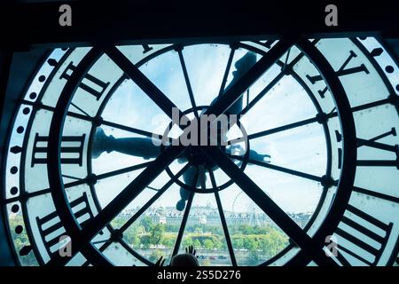 Antico orologio trasparente nel museo d'Orsay. Parigi, Francia. Antico orologio trasparente nel museo d'Orsay. Parigi Foto Stock