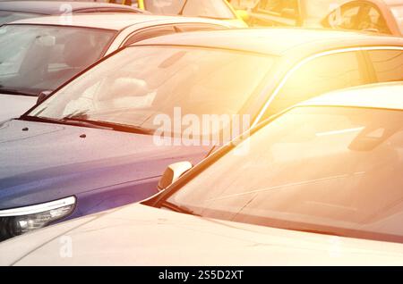 Tetti di diverse automobili. Molte auto si trovano nelle vicinanze all'ora di punta Foto Stock