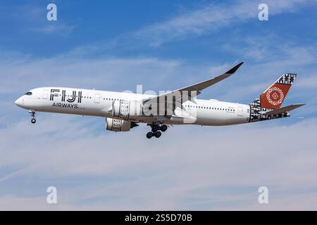 Fiji Airways Airbus A350-900 Flugzeug Flughafen Los Angeles, USA Los Angeles, USA - 11. Ottobre 2024: Ein Airbus A350-900 Flugzeug der Fiji Airways mit dem Kennzeichen DQ-FAJ auf dem Flughafen Los Angeles, USA. *** Fiji Airways Airbus A350 900 aeromobile Los Angeles Airport, USA Los Angeles, USA 11 ottobre 2024 Un Fiji Airways Airbus A350 900 aeromobile con registrazione DQ FAJ all'Aeroporto di Los Angeles, USA Foto Stock