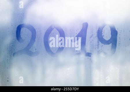 2019. Le cifre sono scritte sul vetro appannato in inverno Foto Stock