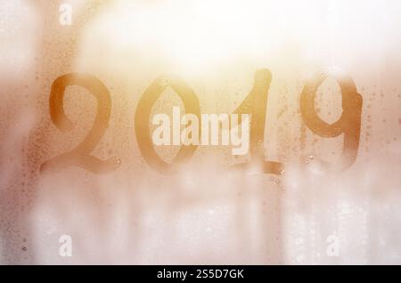 2019. Le cifre sono scritte sul vetro appannato in inverno Foto Stock