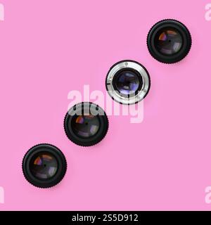 Un paio di lenti della fotocamera con una apertura chiusa giacciono su texture di sfondo fashion rosa pastello carta nel concetto di minima. Abstract disegno alla moda. Foto Stock