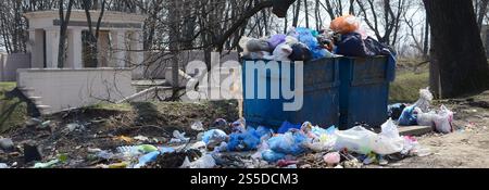 La bidonera è confezionata con rifiuti e rifiuti. Rimozione prematura dei rifiuti nelle aree popolate Foto Stock