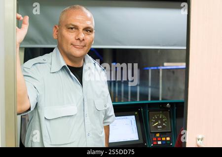 Autista e operatore della metropolitana autista e operatore della metropolitana presso la cabina del suo treno della metropolitana. Rotterdam, Paesi Bassi. Rotterdam Centraal Station Zuid-Holland Nederland Copyright: XGuidoxKoppesxPhotox Foto Stock