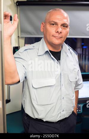 Autista e operatore della metropolitana autista e operatore della metropolitana presso la cabina del suo treno della metropolitana. Rotterdam, Paesi Bassi. Rotterdam Centraal Station Zuid-Holland Nederland Copyright: XGuidoxKoppesxPhotox Foto Stock