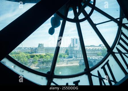 Antico orologio trasparente nel museo d'Orsay. Parigi, Francia. Antico orologio trasparente nel museo d'Orsay. Parigi Foto Stock