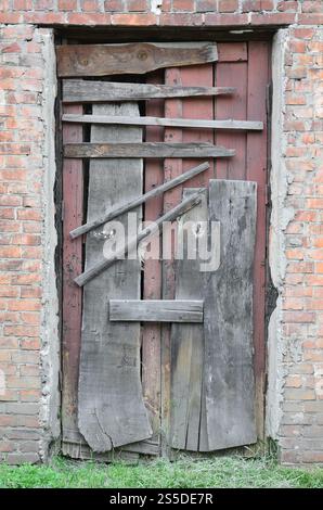 Salito su una porta di legno di una vecchia casa abbandonata Foto Stock